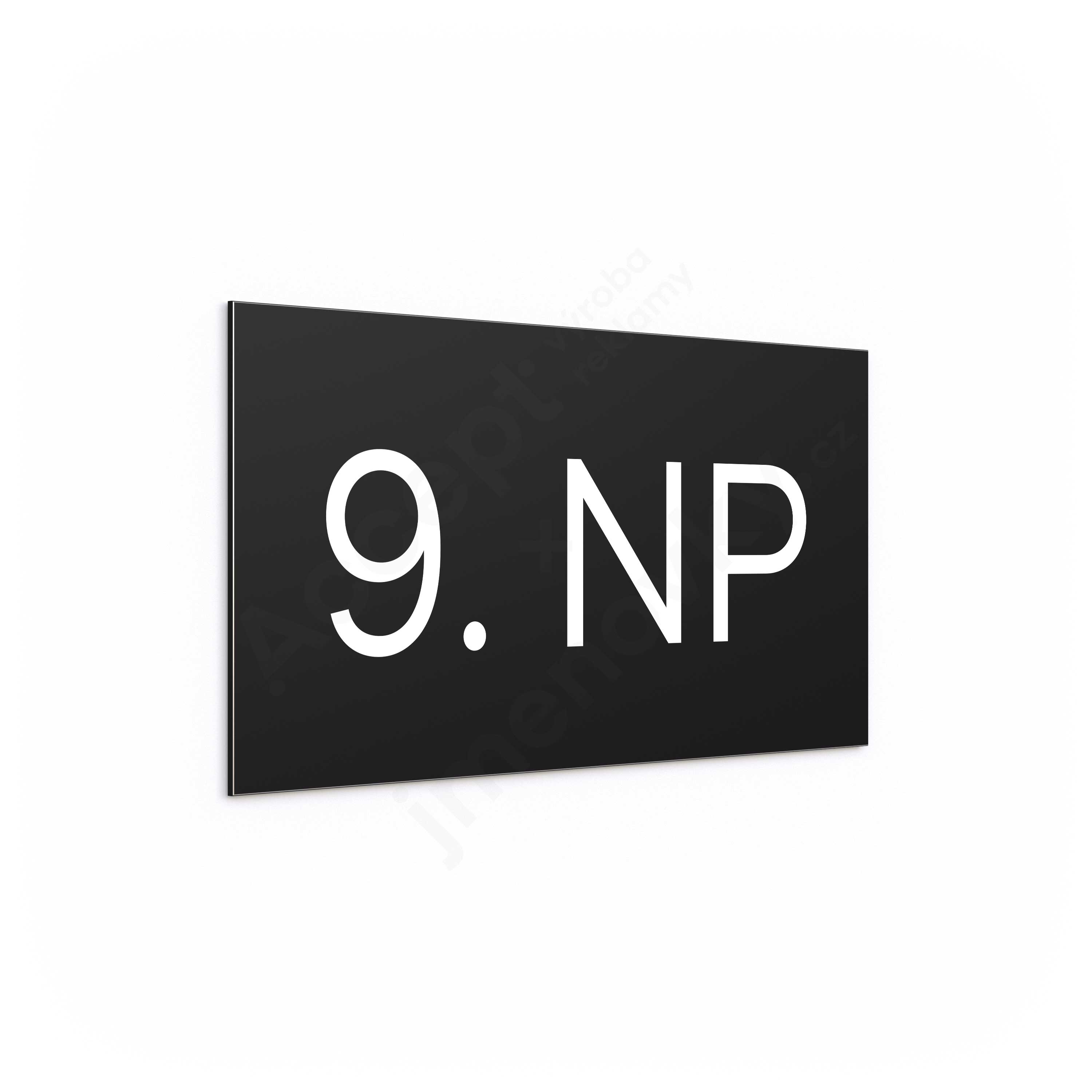 Označení podlaží "9. NP" - černá tabulka - bílý popis