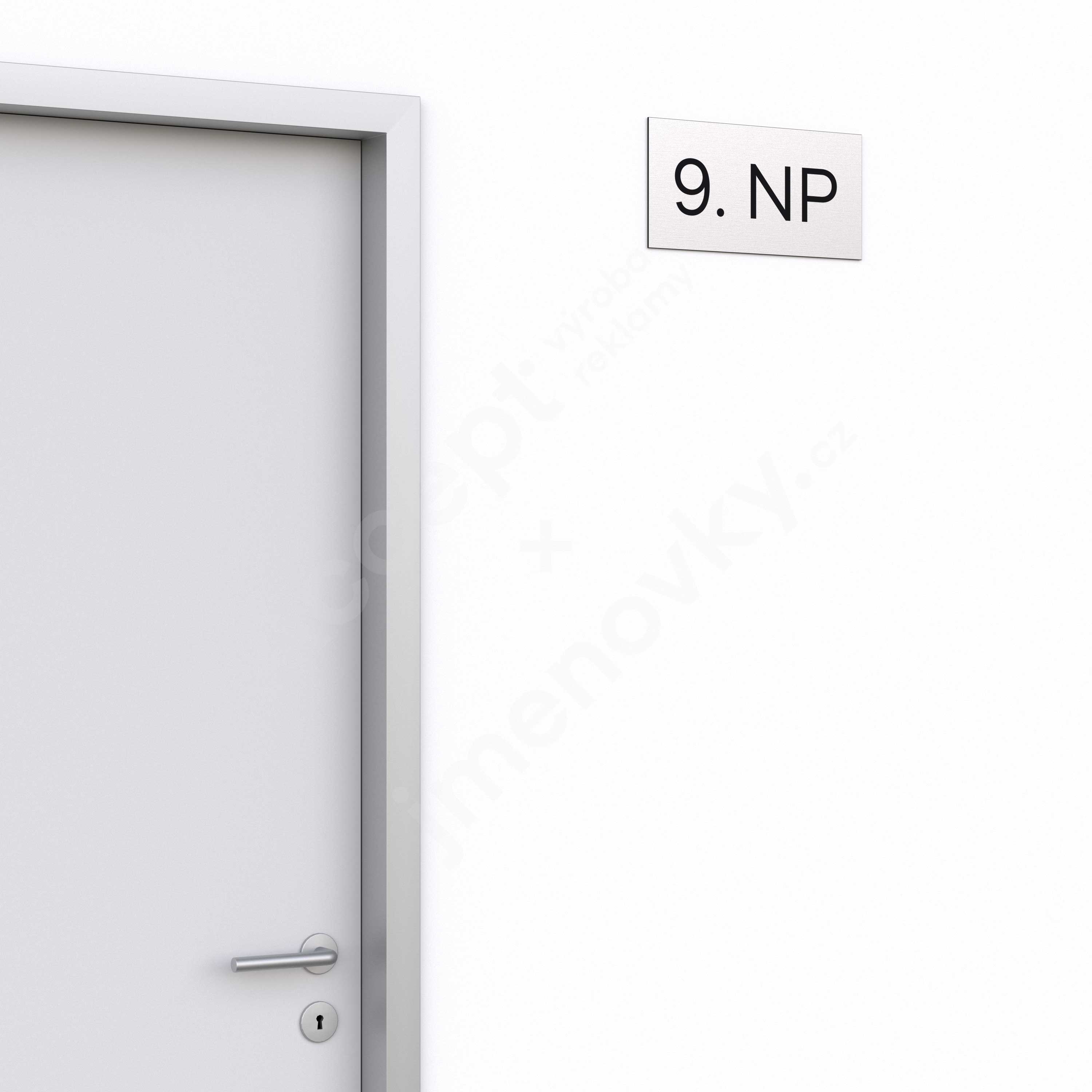 Označení podlaží "9. NP" - stříbrná tabulka - černý popis - náhled