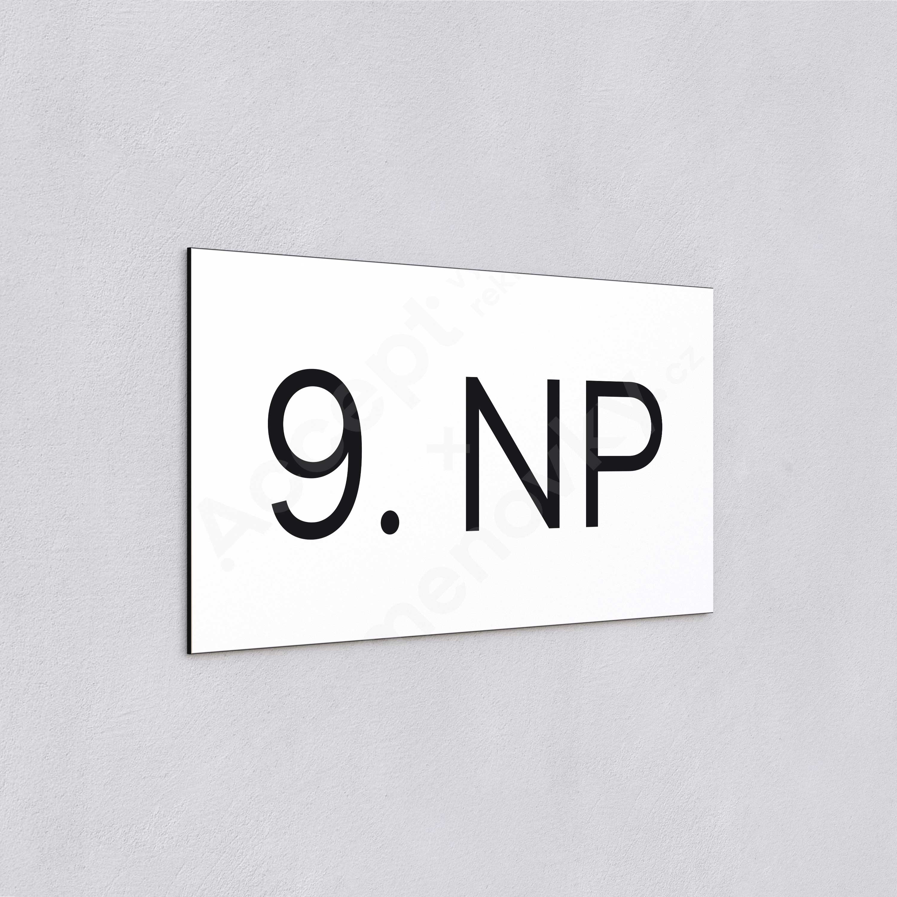 Označení podlaží "9. NP" - bílá tabulka - černý popis