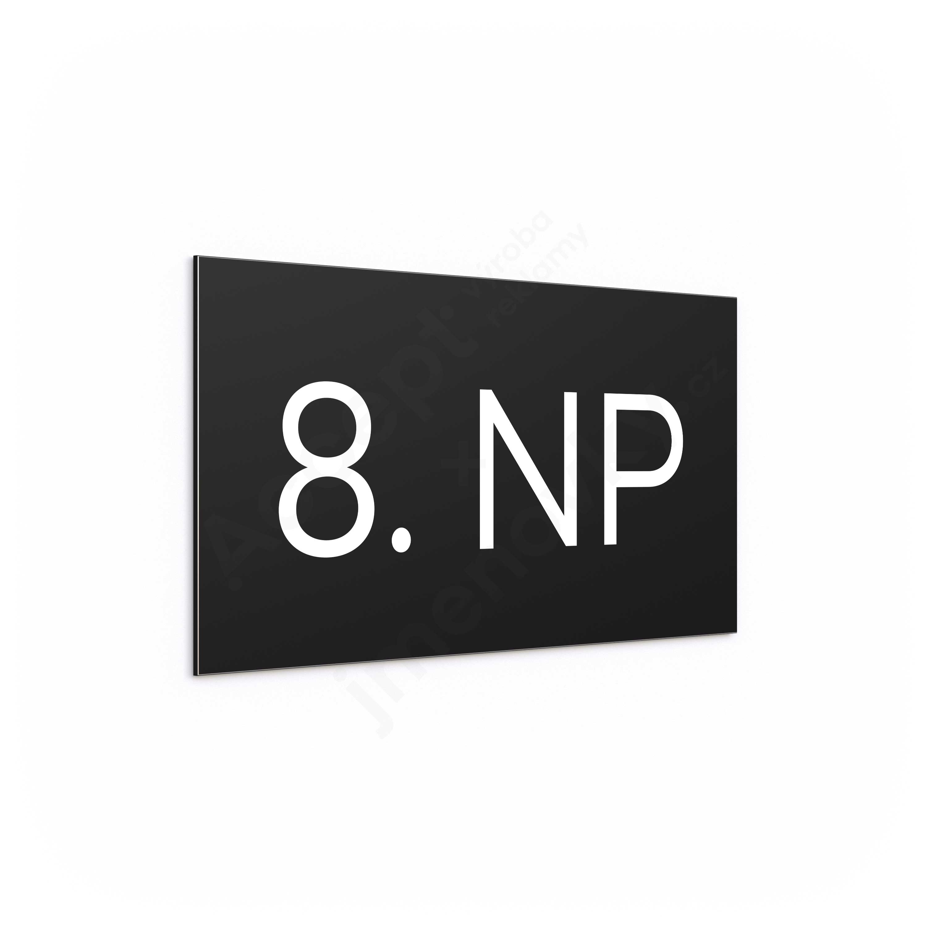 Označení podlaží "8. NP" - černá tabulka - bílý popis