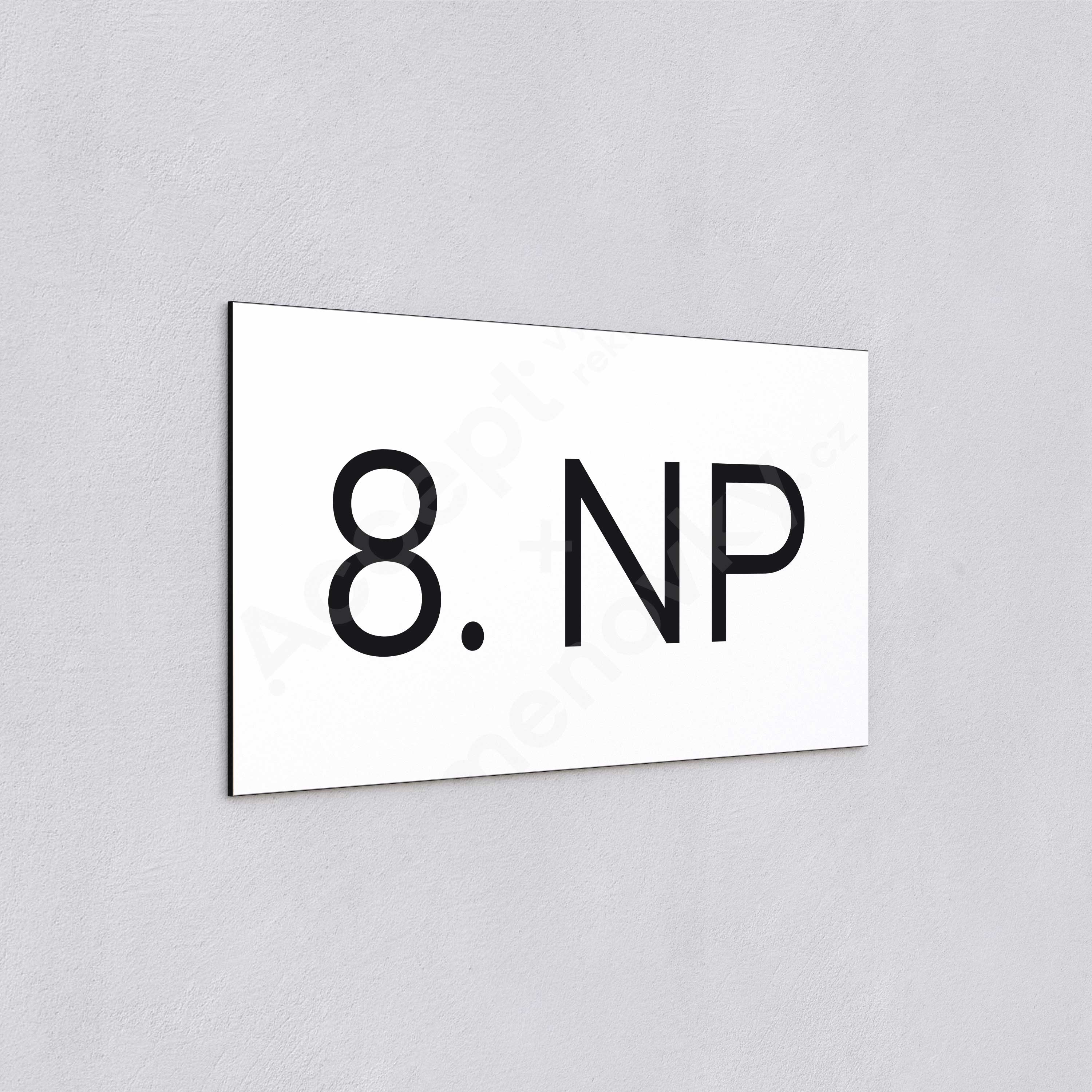 Označení podlaží "8. NP" - bílá tabulka - černý popis