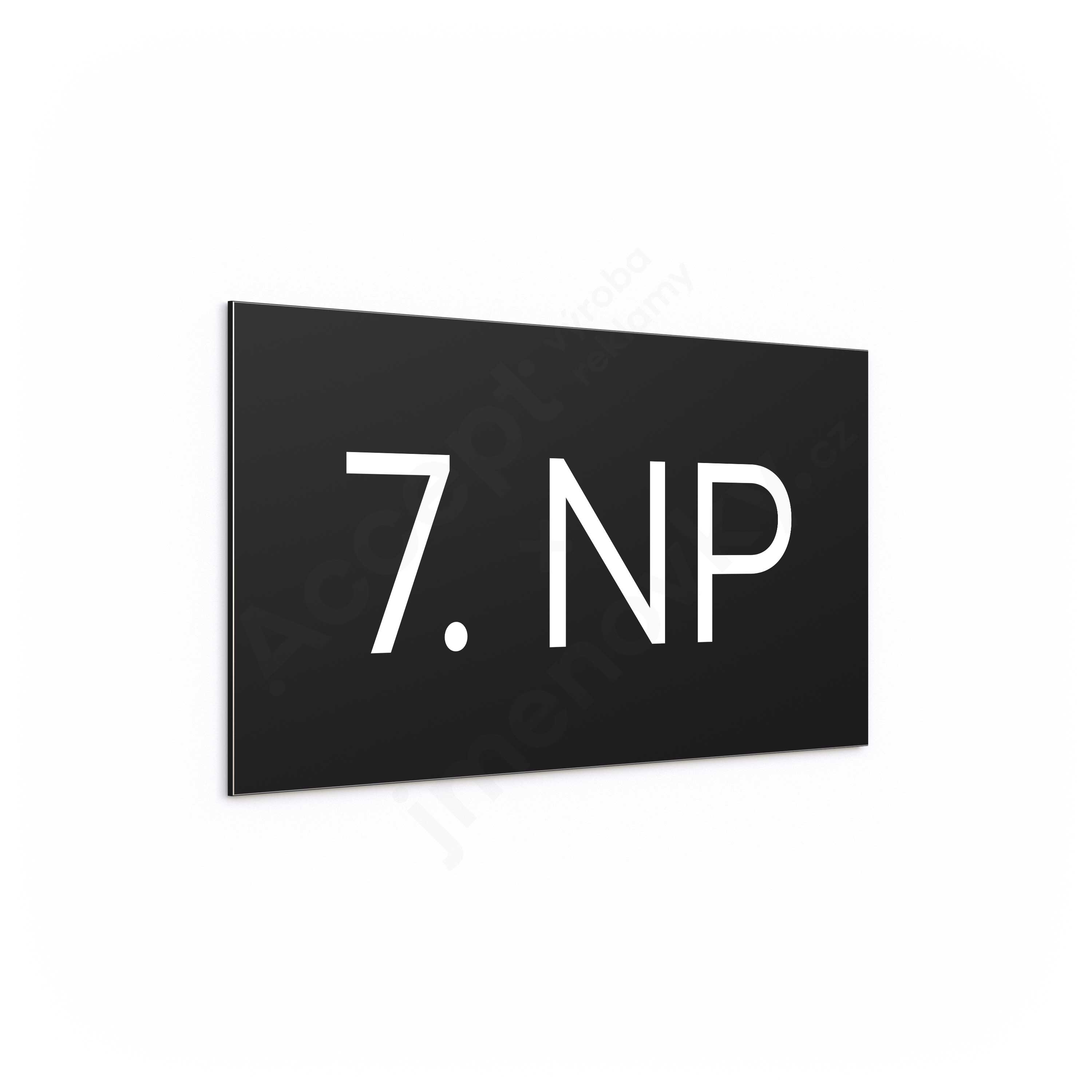 Označení podlaží "7. NP" - černá tabulka - bílý popis