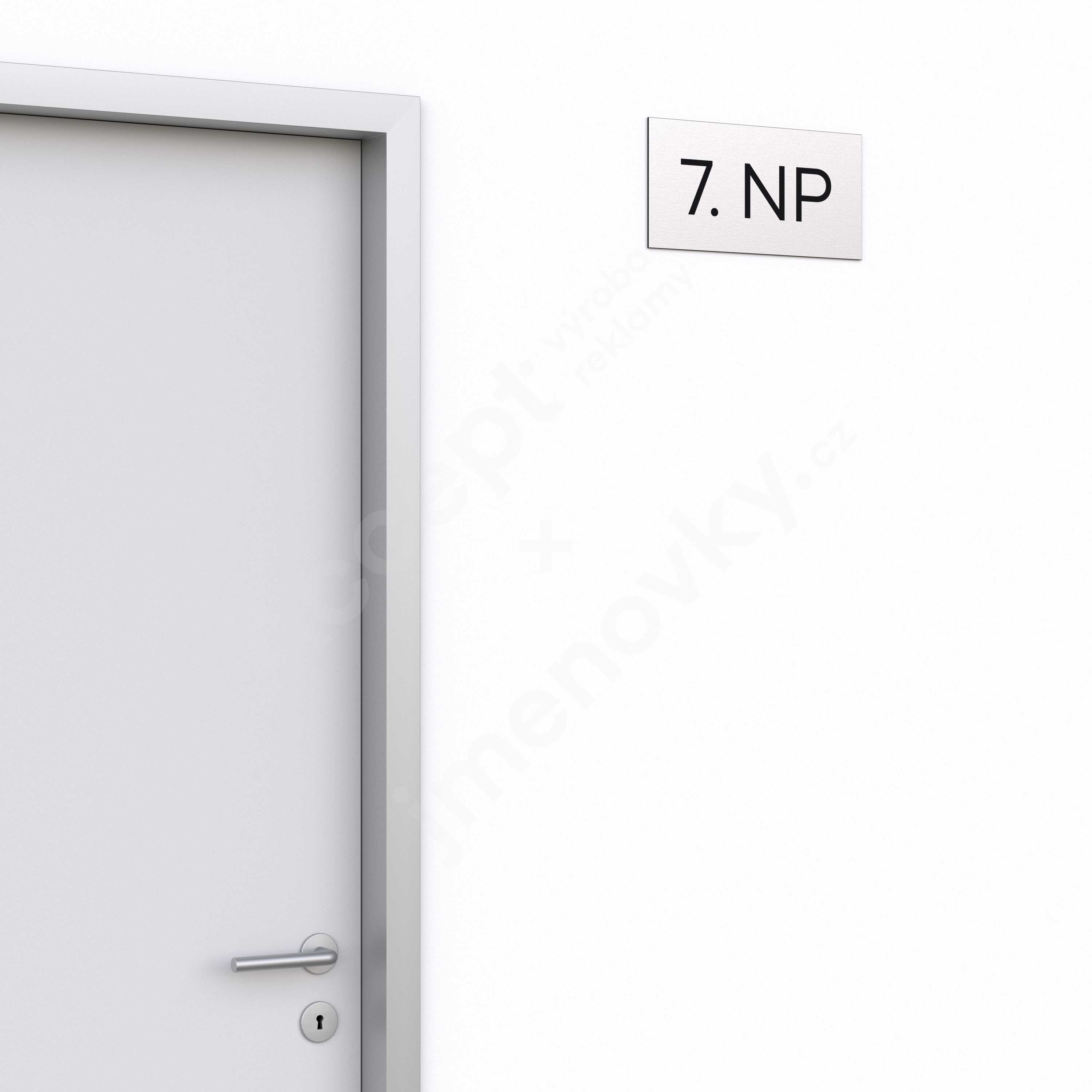 Označení podlaží "7. NP" - stříbrná tabulka - černý popis - náhled