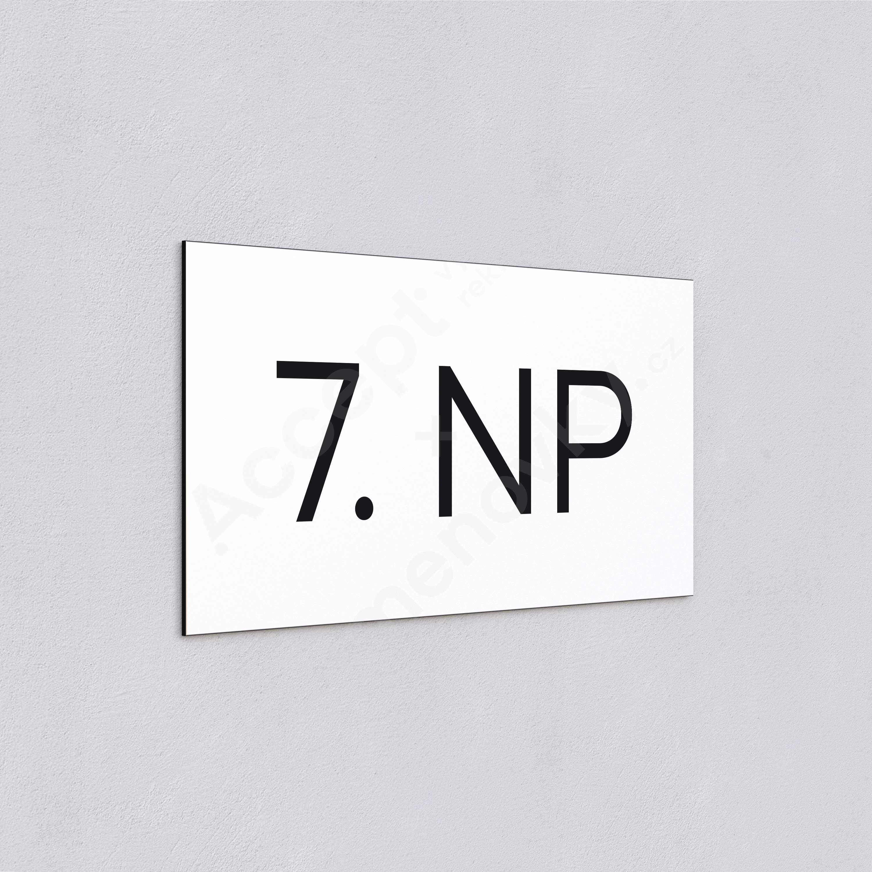 Označení podlaží "7. NP" - bílá tabulka - černý popis