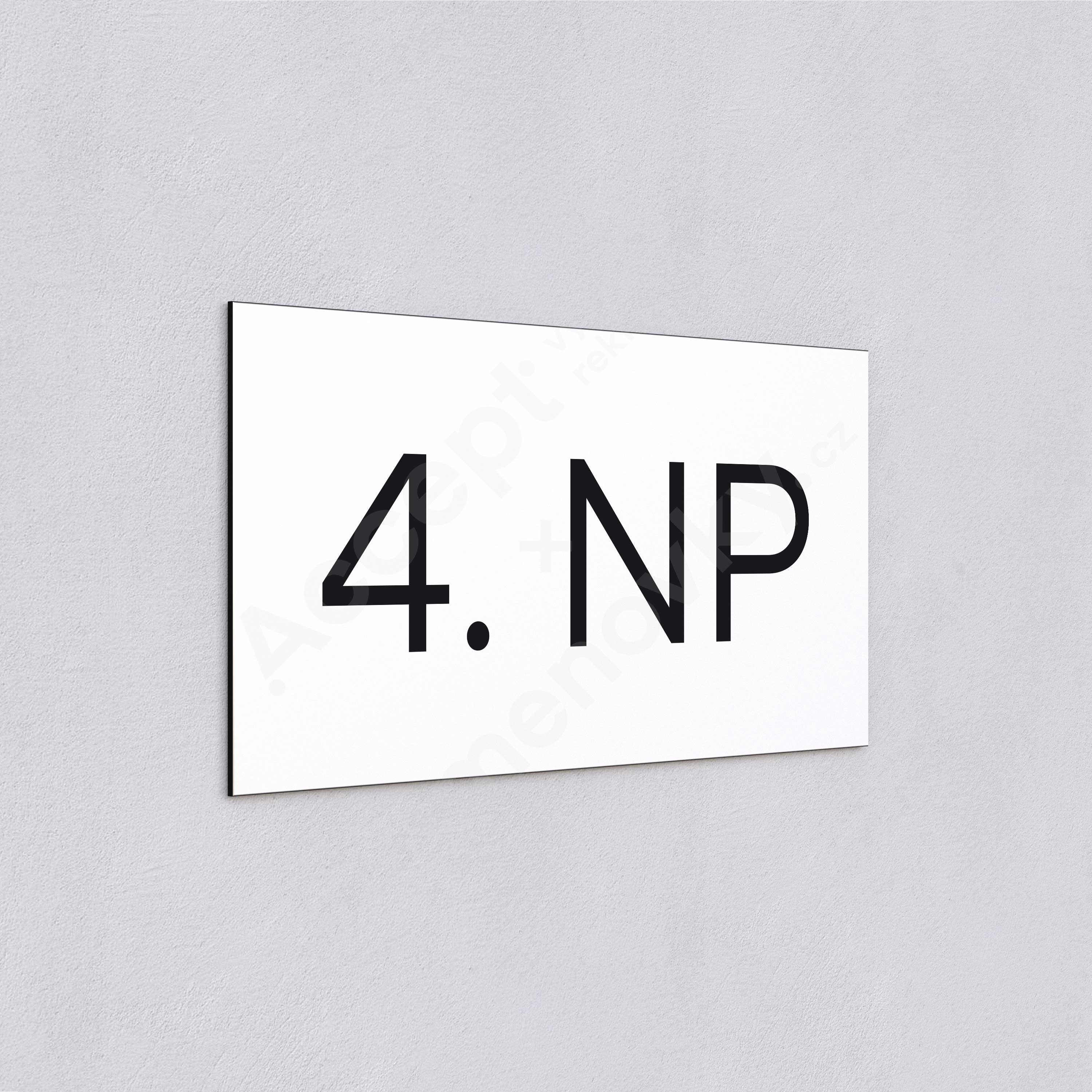 Označení podlaží "4. NP" - bílá tabulka - černý popis