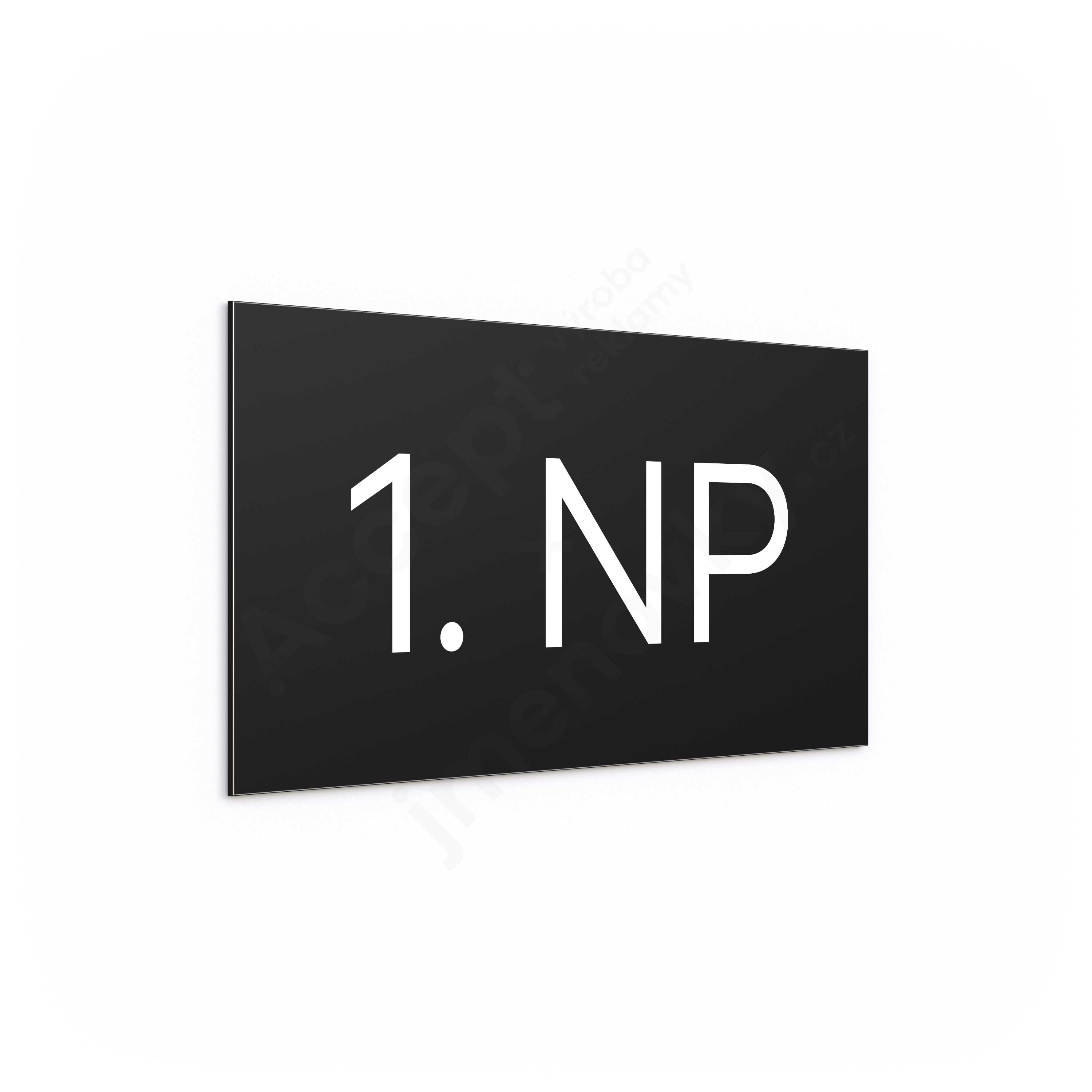 Označení podlaží "1. NP" - černá tabulka - bílý popis
