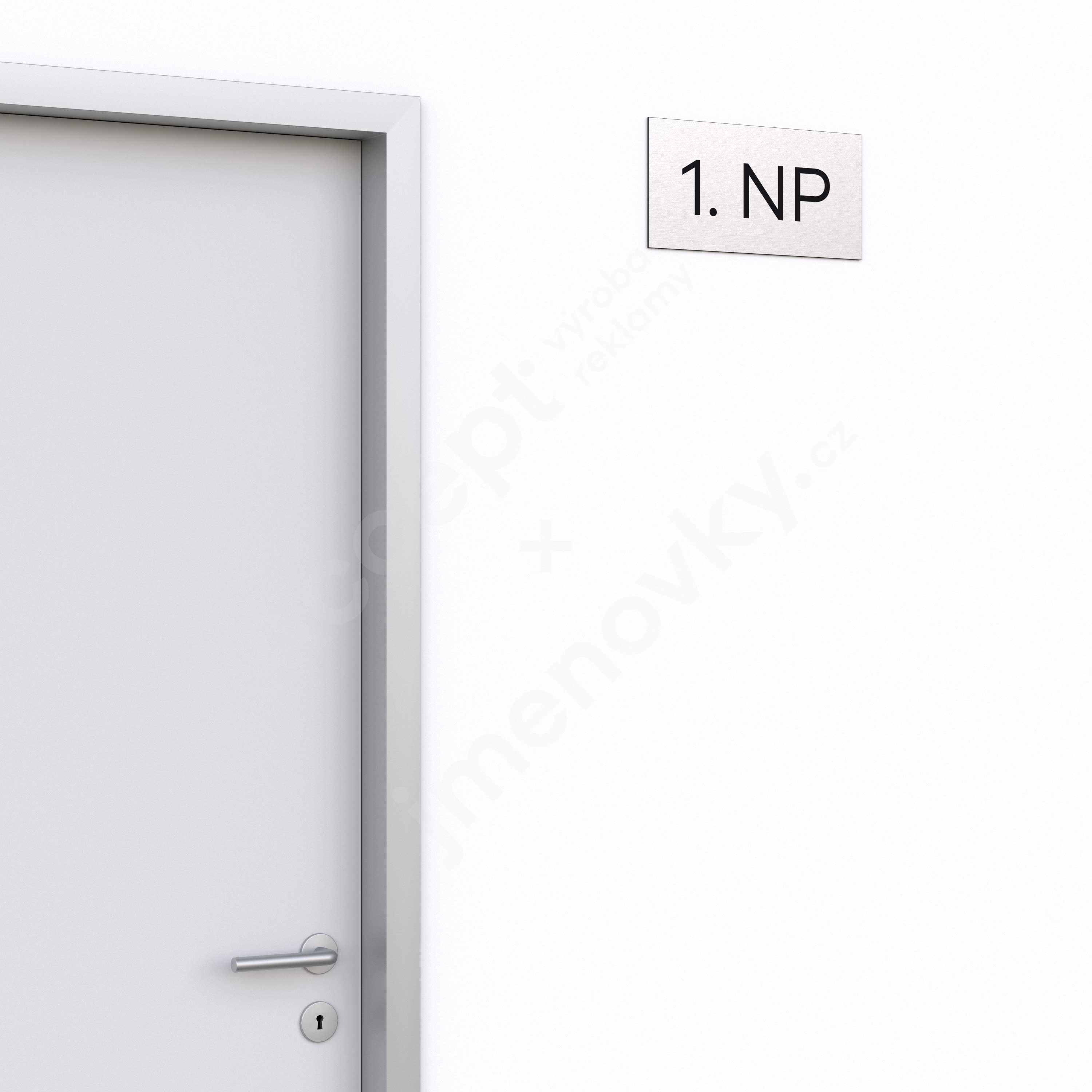 Označení podlaží "1. NP" - stříbrná tabulka - černý popis - náhled