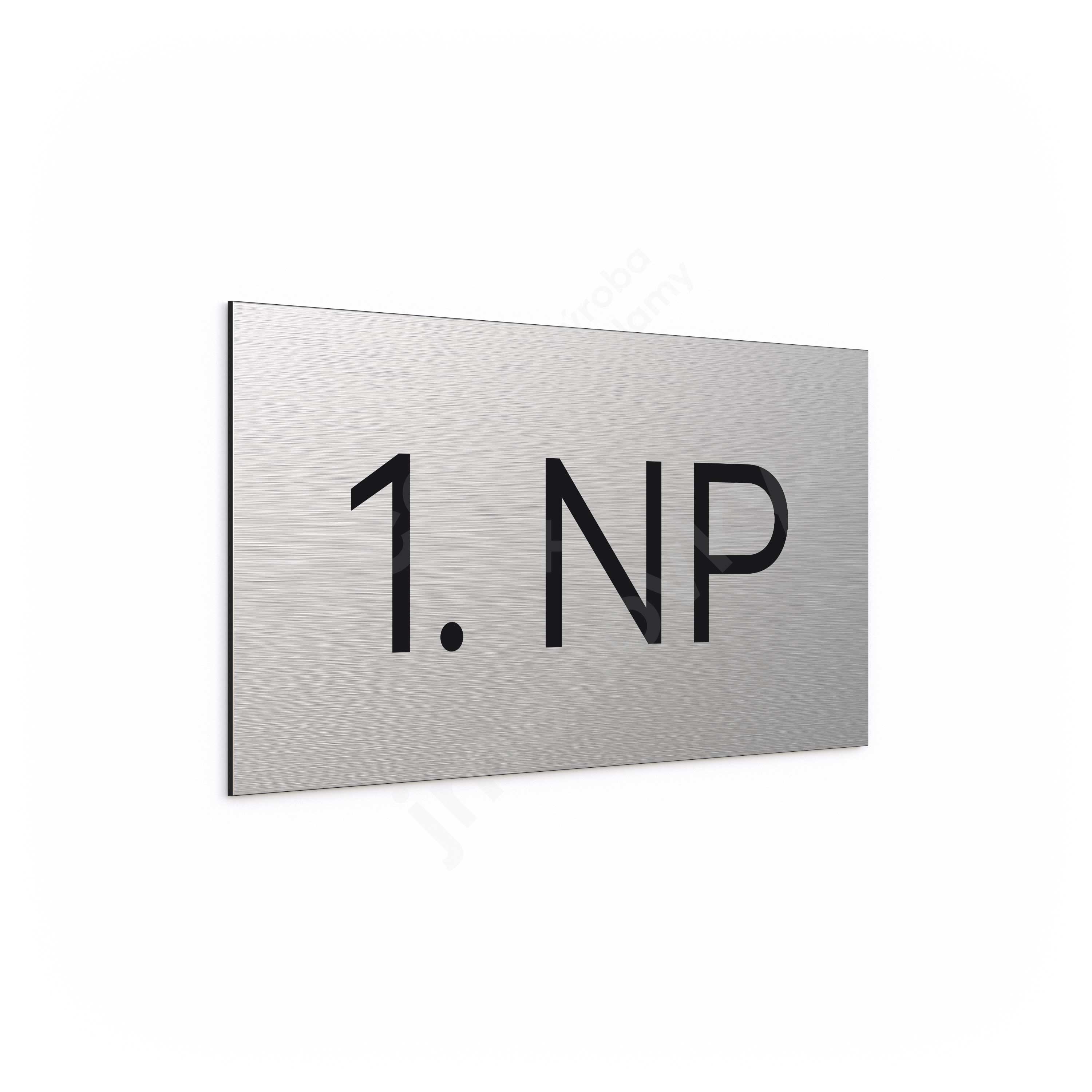 Označení podlaží "1. NP" - stříbrná tabulka - černý popis