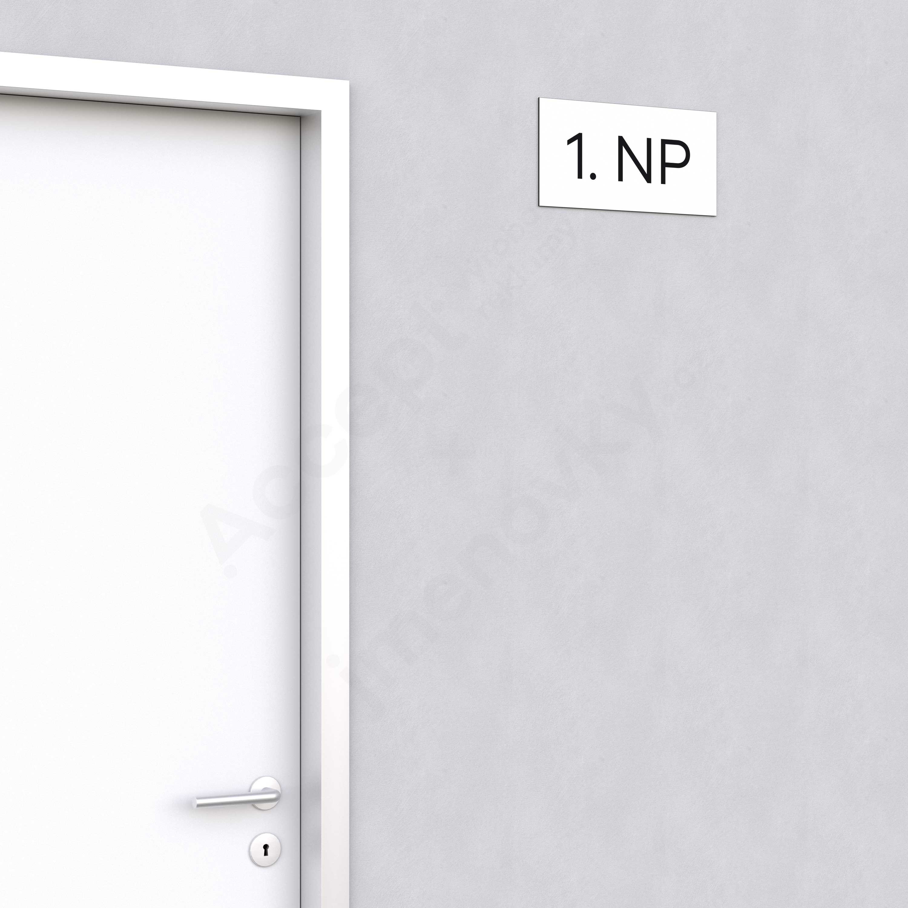 Označení podlaží "1. NP" - bílá tabulka - černý popis - náhled