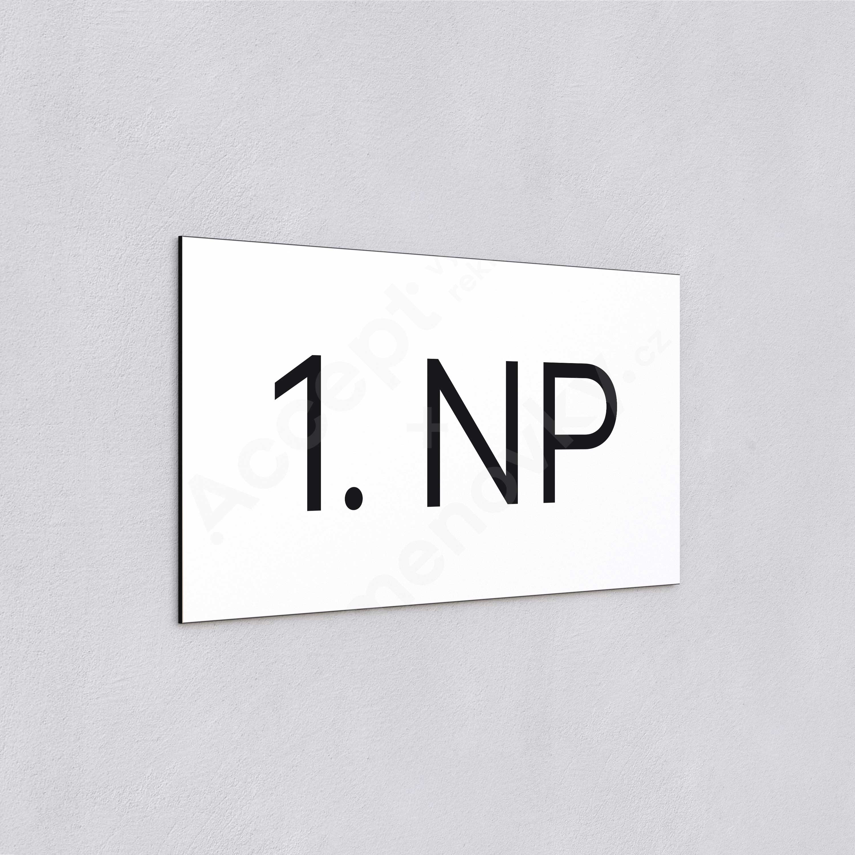 Označení podlaží "1. NP" - bílá tabulka - černý popis