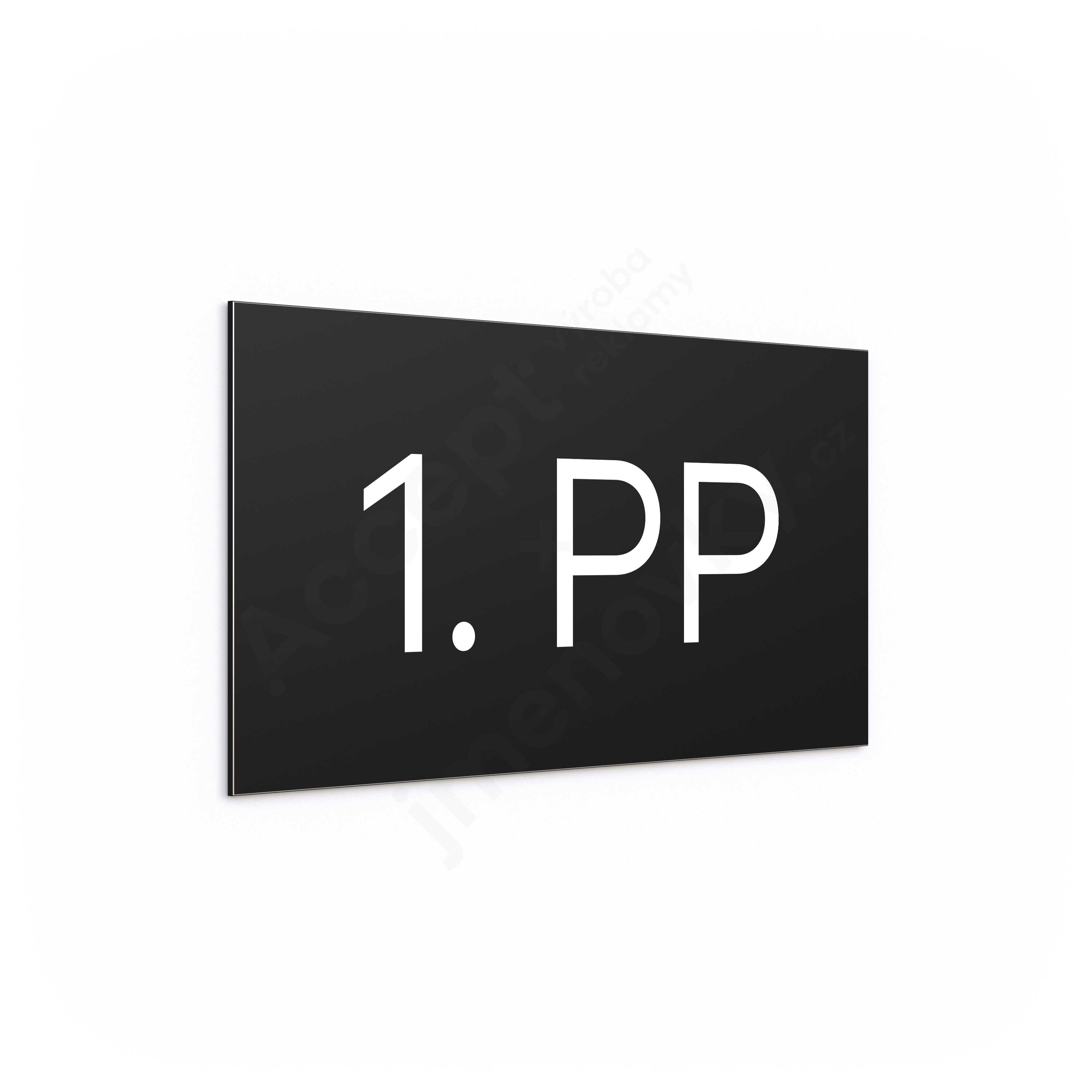 Označení podlaží "1. PP" - černá tabulka - bílý popis