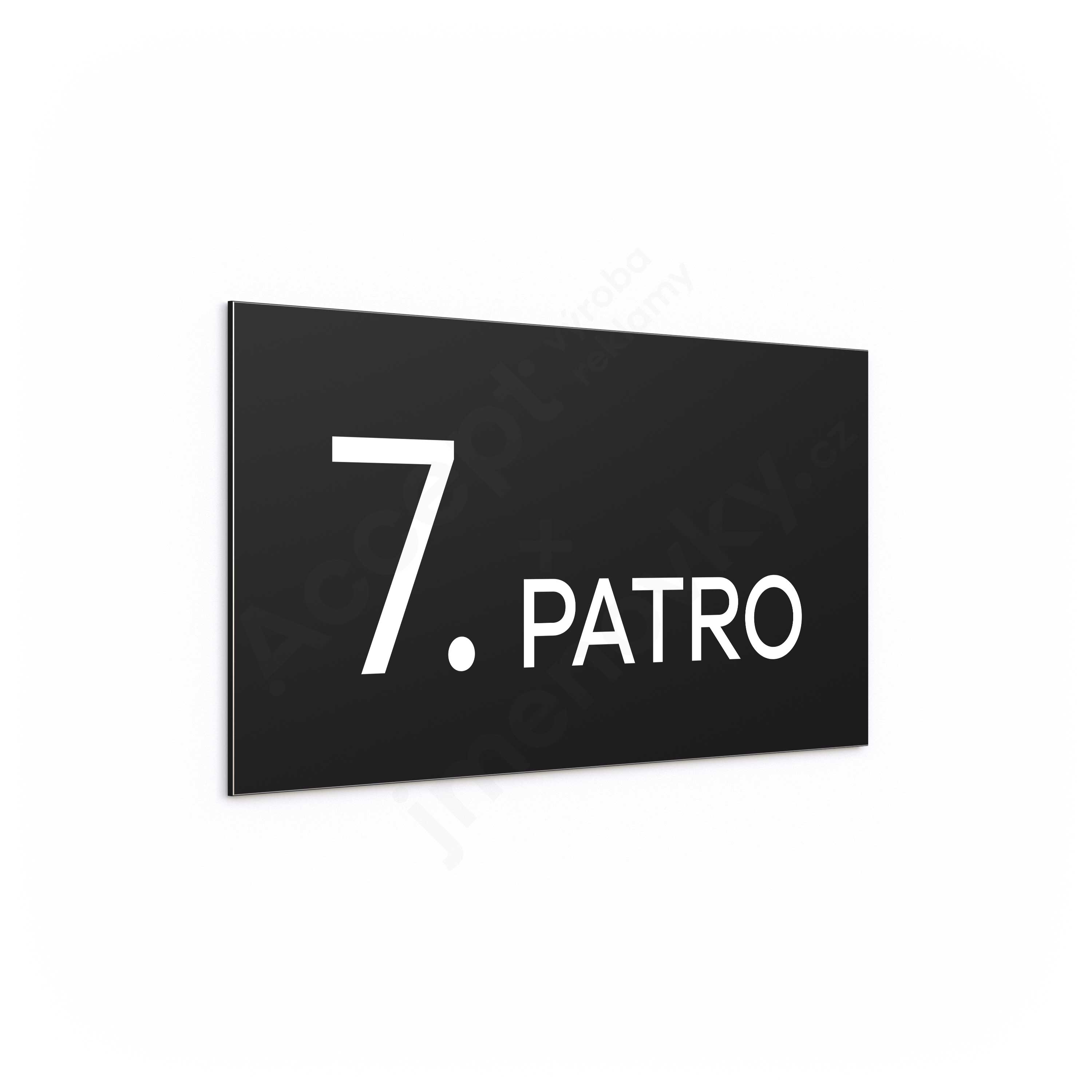 Označení podlaží "7. PATRO" - černá tabulka - bílý popis