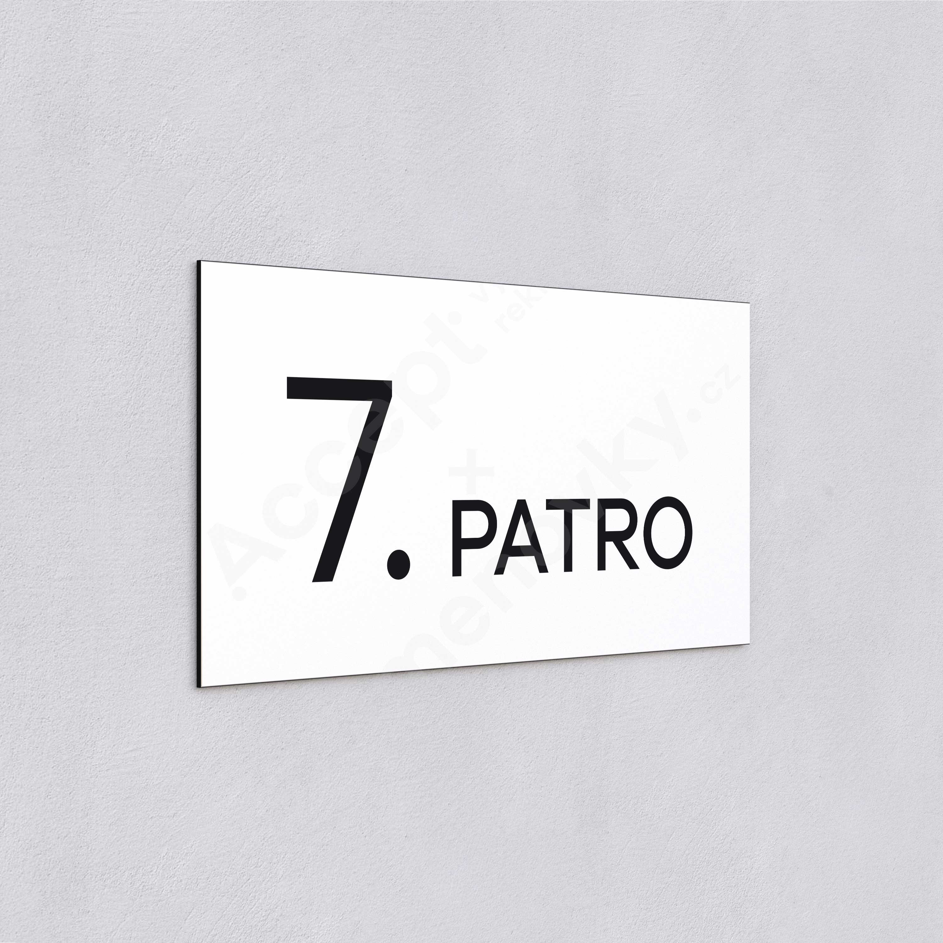Označení podlaží "7. PATRO" - bílá tabulka - černý popis