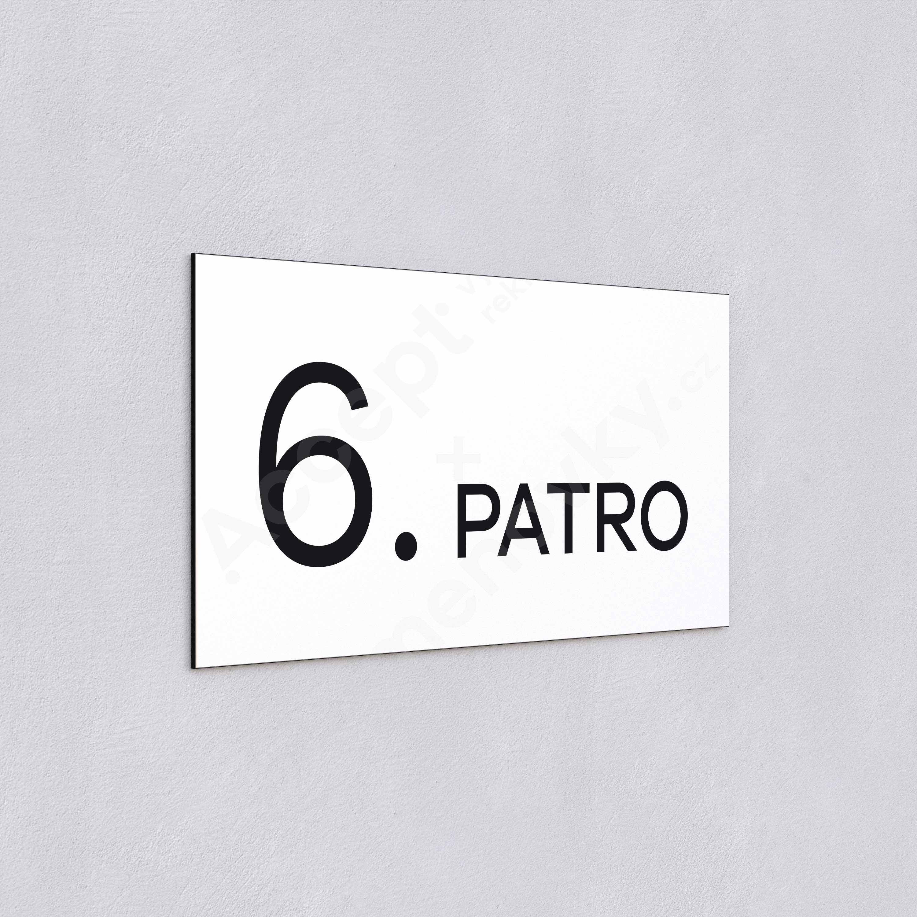Označení podlaží "6. PATRO" - bílá tabulka - černý popis