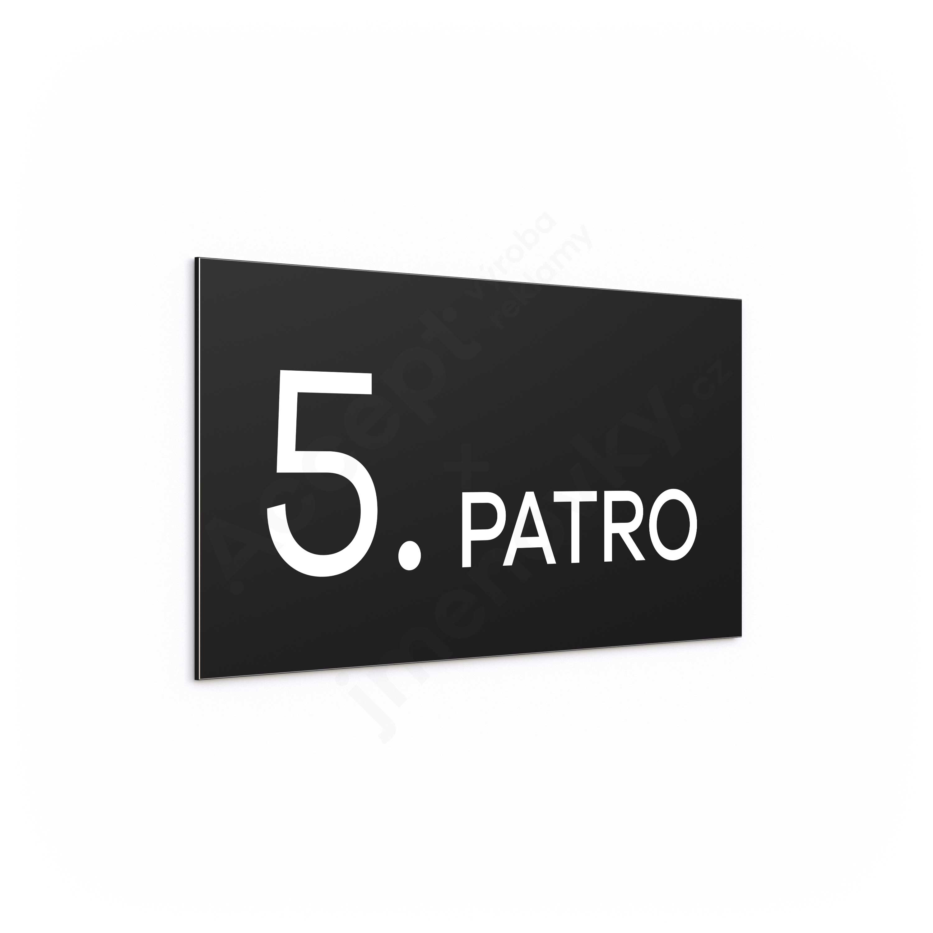 Označení podlaží "5. PATRO" - černá tabulka - bílý popis