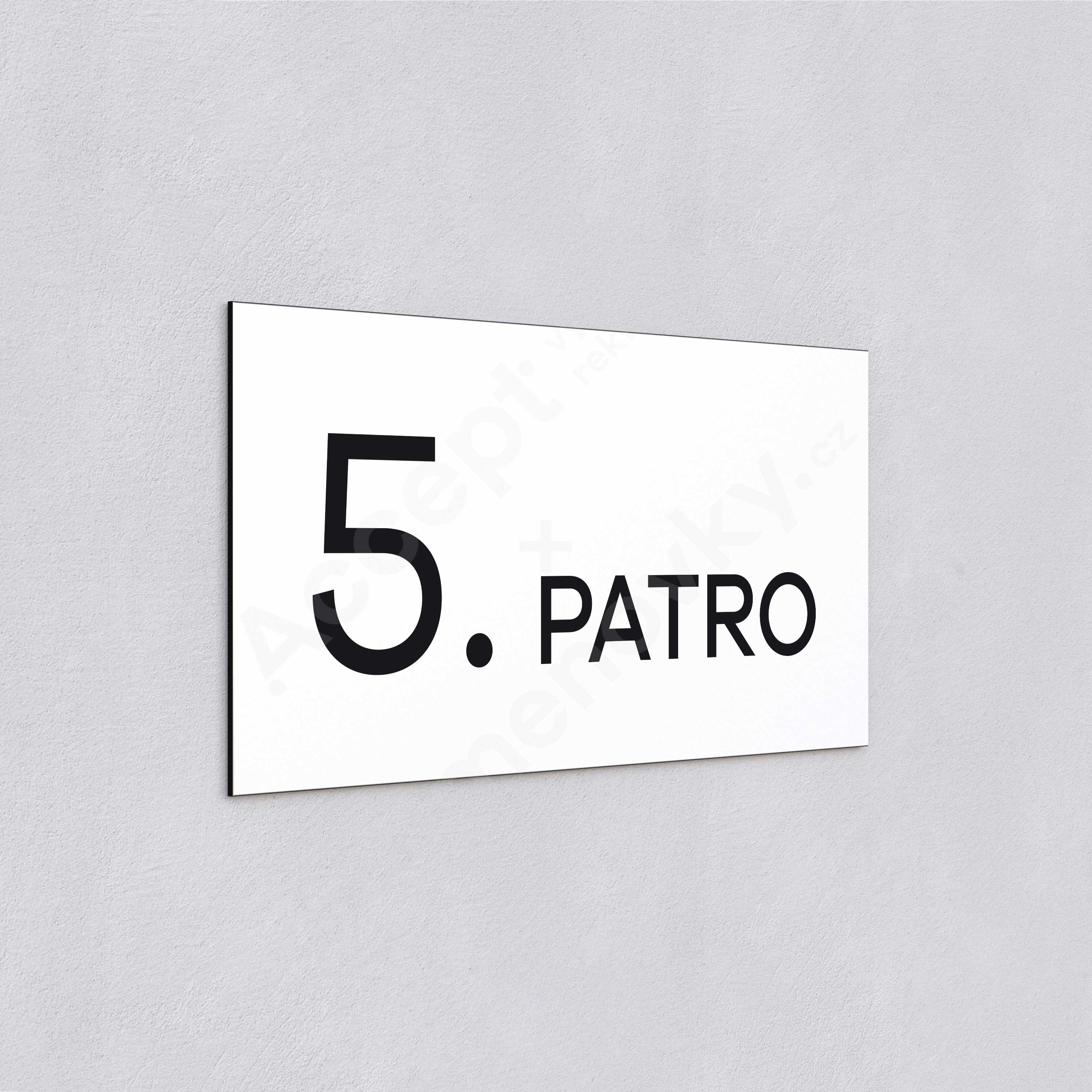 Označení podlaží "5. PATRO" - bílá tabulka - černý popis
