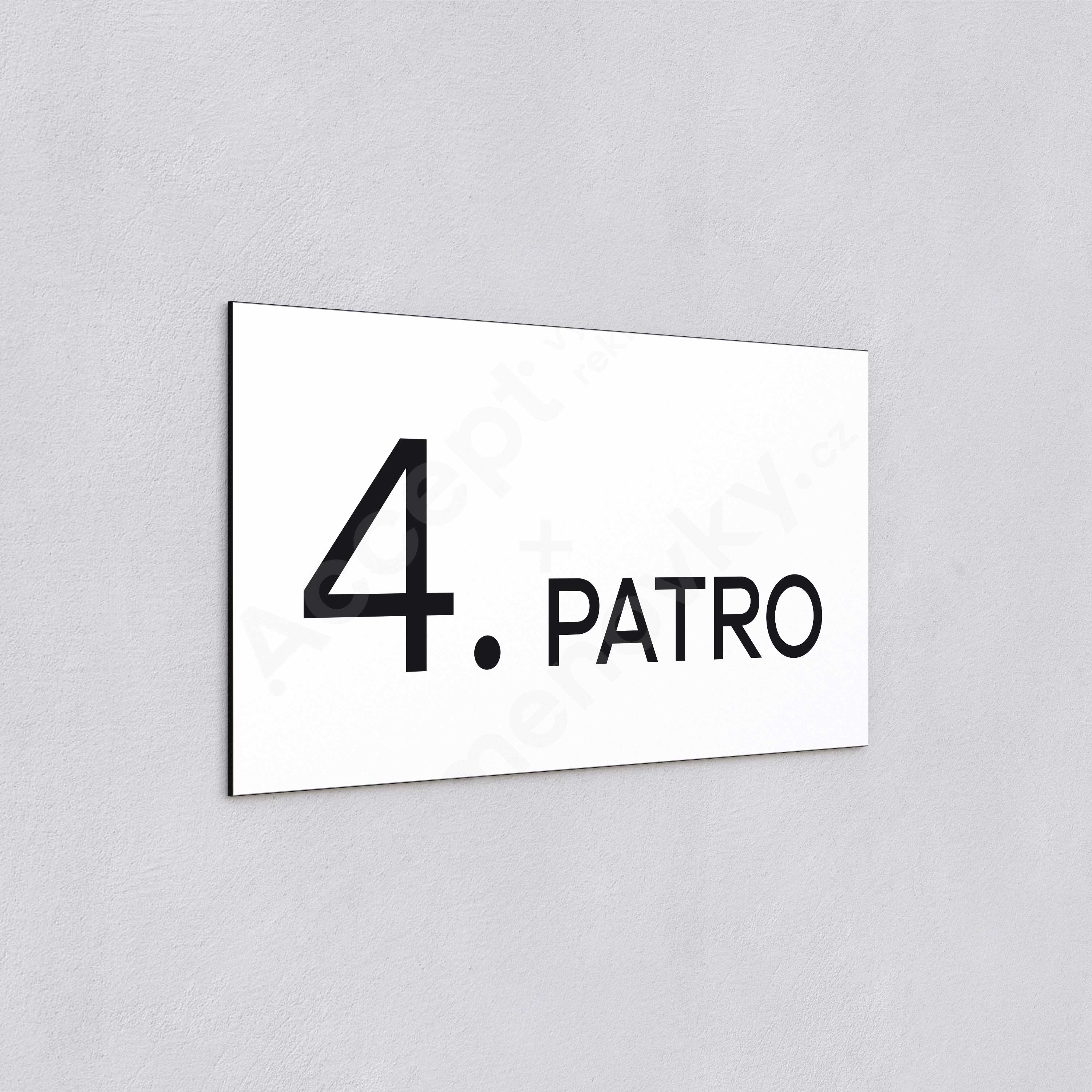 Označení podlaží "4. PATRO" - bílá tabulka - černý popis