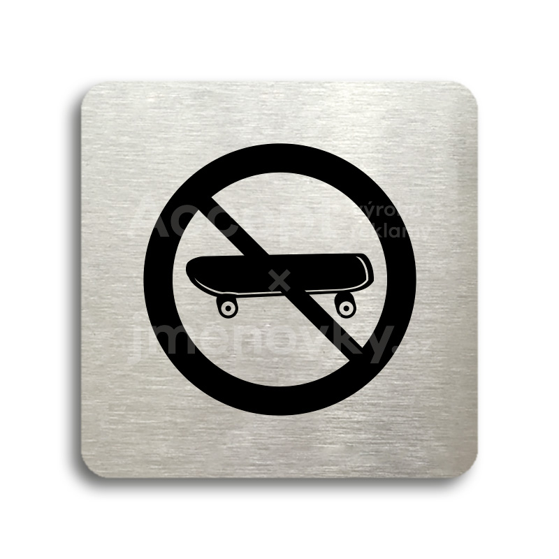 Piktogram "zákaz jízdy na skateboardu" - stříbrná tabulka - černý tisk bez rámečku