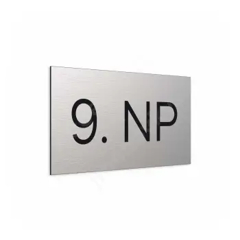 Označení podlaží "9. NP" - stříbrná tabulka - černý popis