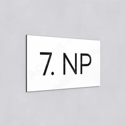 Označení podlaží "7. NP" - bílá tabulka - černý popis