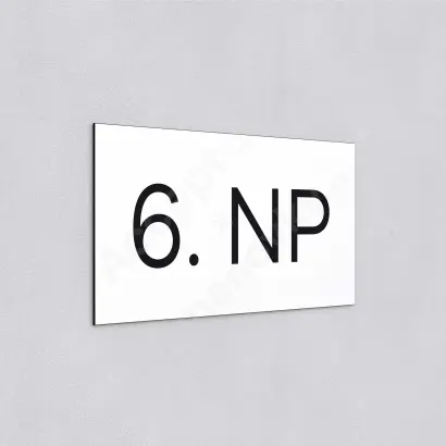Označení podlaží "6. NP" - bílá tabulka - černý popis