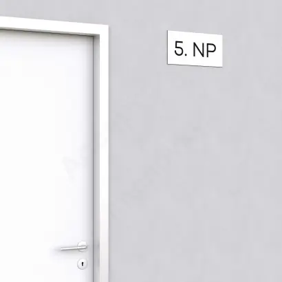 Označení podlaží "5. NP" - bílá tabulka - černý popis - náhled