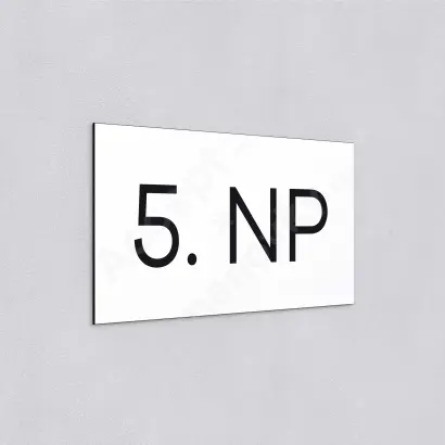 Označení podlaží "5. NP" - bílá tabulka - černý popis
