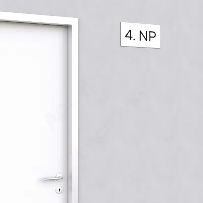 Označení podlaží "4. NP" - bílá tabulka - černý popis - náhled