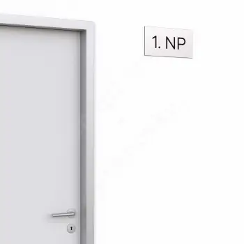 Označení podlaží "1. NP" - stříbrná tabulka - černý popis - náhled