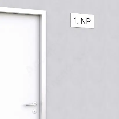 Označení podlaží "1. NP" - bílá tabulka - černý popis - náhled