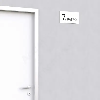Označení podlaží "7. PATRO" - bílá tabulka - černý popis - náhled