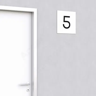 Označení podlaží - číslo "5" - bílá tabulka - černý popis - náhled
