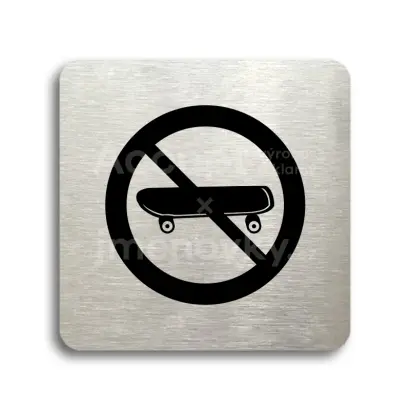 Piktogram "zákaz jízdy na skateboardu" - stříbrná tabulka - černý tisk bez rámečku