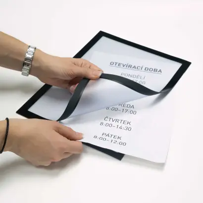 samolepicí magnetická kapsa A4 - černá s vloženým tiskem